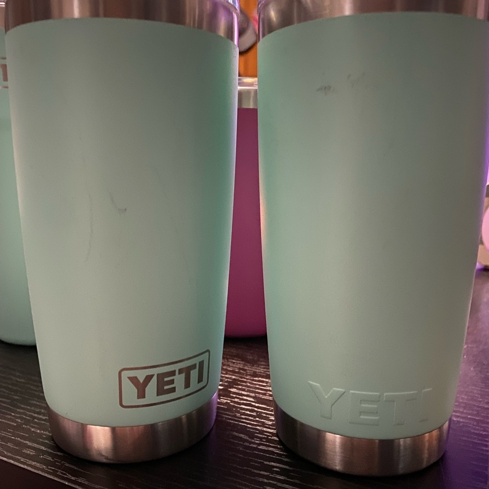 2 yeti 20 Oz cups